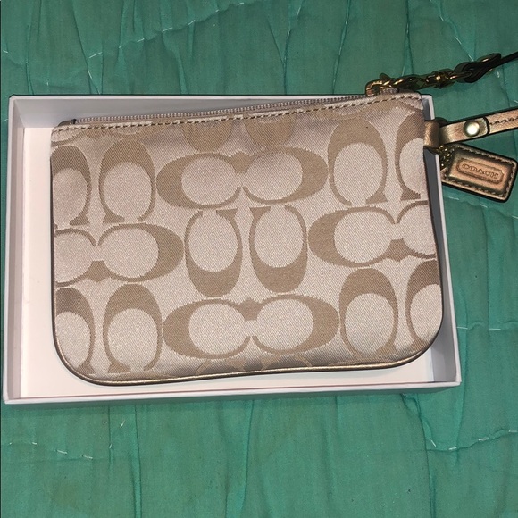 New never used Coach signature tan zip wristlet - Picture 2 of 7